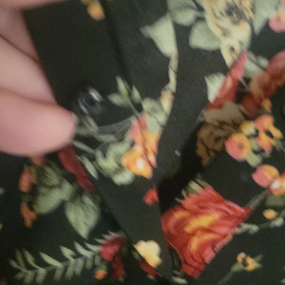 Sleeveless dress, V slit neck, black with floral print.  Lined skirt. - Picture 8 of 9